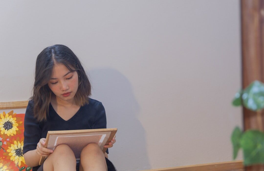 Femme lisant un article sur une tablette