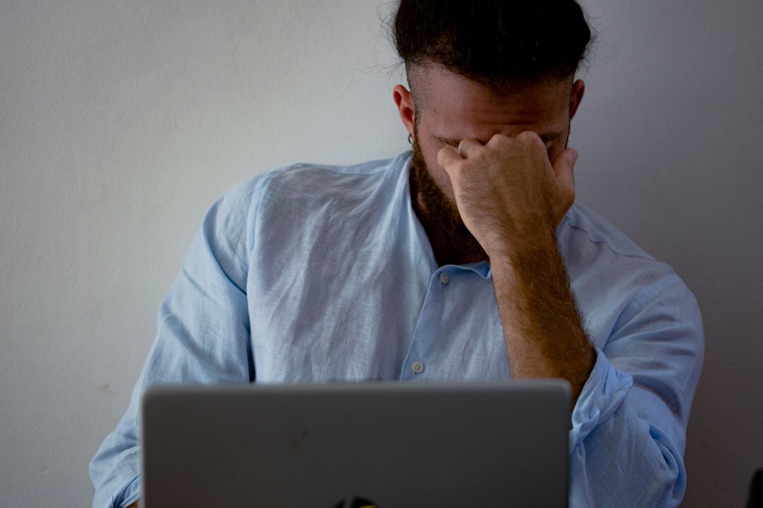 Homme lisant l'actualité économique sur un ordinateur portable